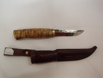 Käsintehty puukko